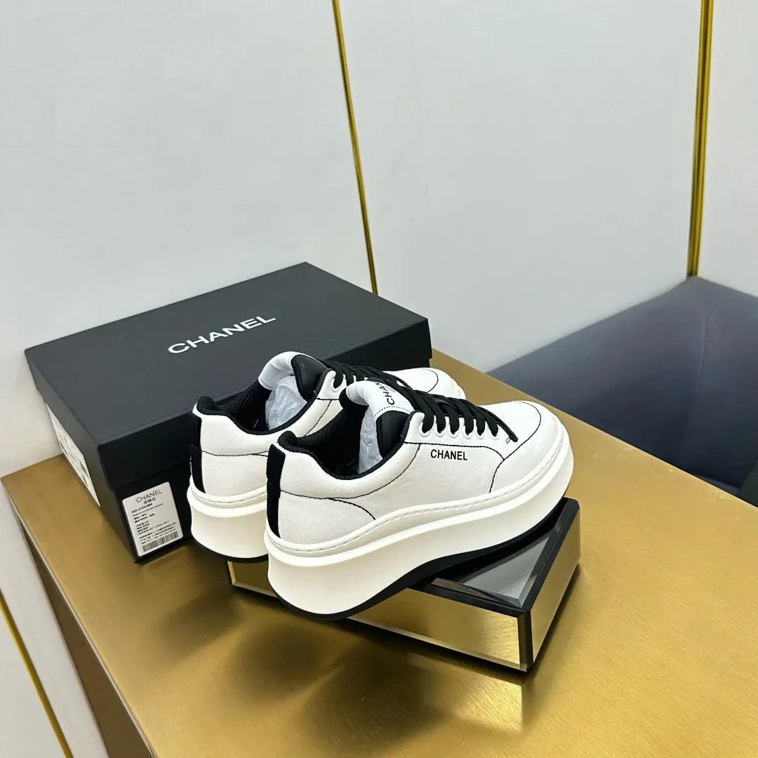 👟👟Ex-factory price 600👟👟 Upgraded version, upgraded version, upgraded version! No rebuttal accepted! ! ! ! Chanel Chanel panda shoes! 2025 counter's top casual sports shoes. This classic design; the upper is electro-embroidered with a variety of techniques; the outsole is fashionable and sporty; the unusual inclusion of a variety of color matching elements... The diversified mix and match is very good-looking and versatile, and can be used for leisure, fashion, sports, and outdoor... ꫛꫀꪝ Go➫ Materials: ❶Upper made of: original imported first-layer silk cowhide + original waterproof cloth + original first-layer cowhide ❷Inner lining: Original Yangli+Net ❸Outsole based on: Original TPU combination outsole Counter boutique packaging complete set for women 35–41 👉 👉